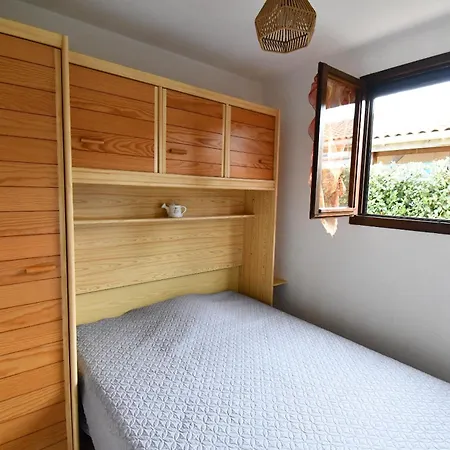 Maison 6 Personnes Climatisee Dans Avec Piscine A 900 M Des Plages Vendres